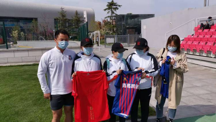 援鄂抗疫的女球迷来看黄海训练啦！还获赠了套票和签名足球