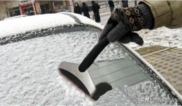 冬天车玻璃除冰最好的方法,冬天车玻璃结冰了怎么快速处理