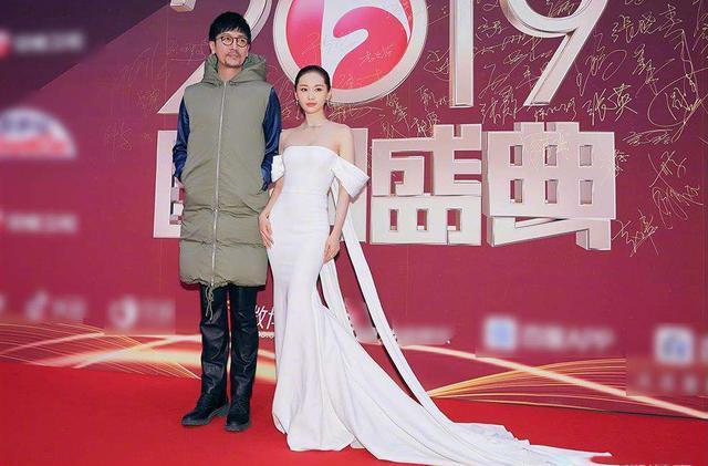 王子文高铁踩桌,王子文穿高跟鞋被嘲笑是地摊货