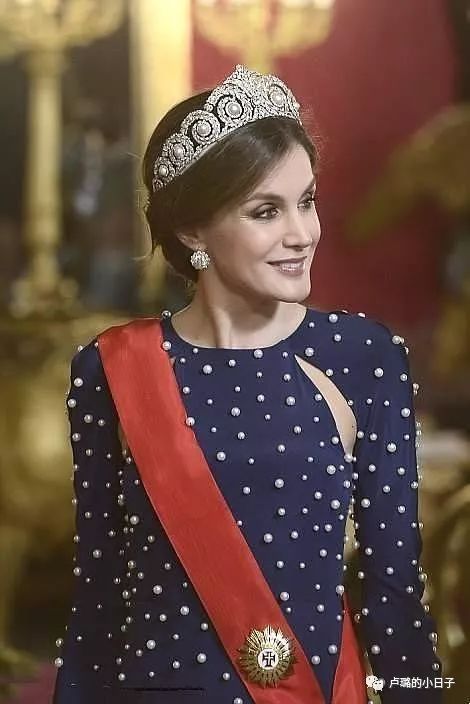 英国女王戴的超级超级珍贵的王冠,各国女王加冕皇冠图片