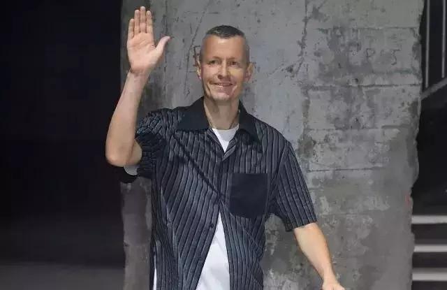 巩俐穿红色阿迪达斯照片,巩俐nikeadidas封面