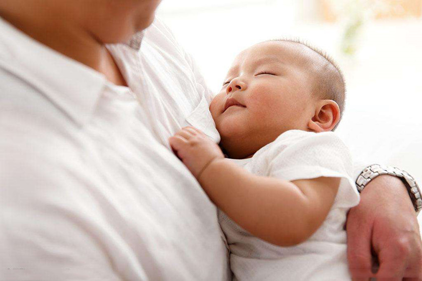 每次哄娃哄睡都一个姿势,宝宝哭闹哄睡的方法