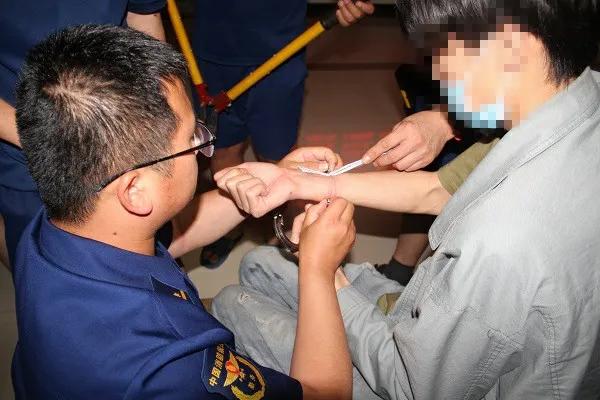 119消防员解救女孩,119出警救助