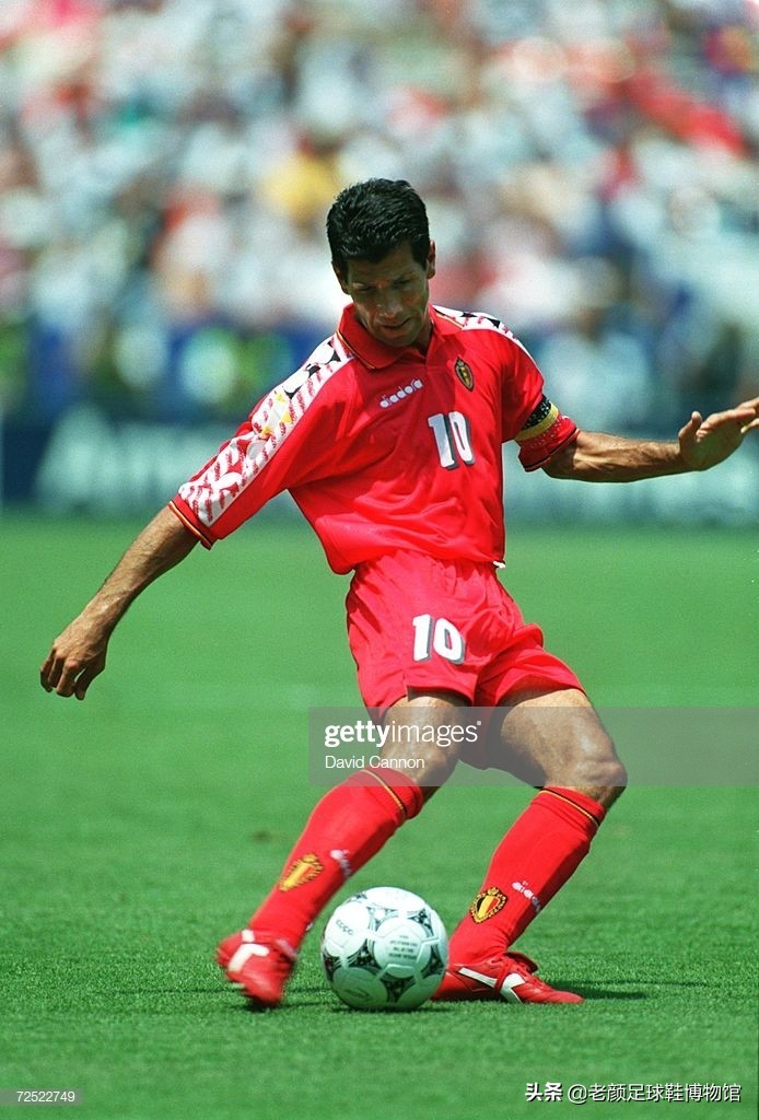 第一个穿白球鞋的足球运动员,第一个穿耐克篮球鞋的nba运动员