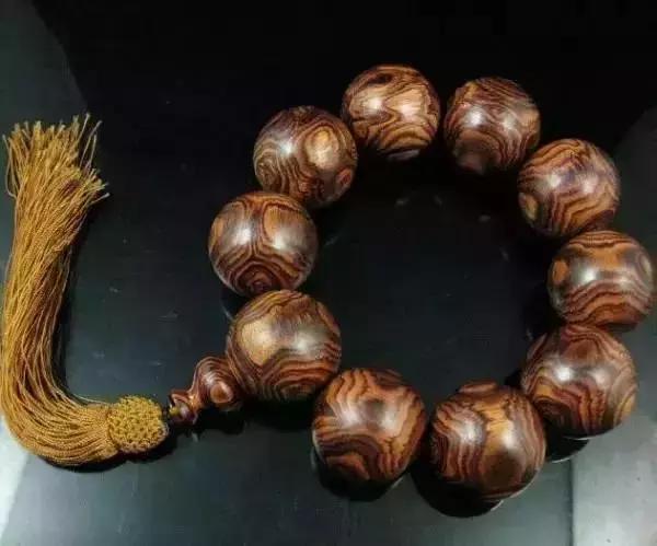 印度小叶紫檀手串最贵多少钱,小叶紫檀贵还是沉香手串贵