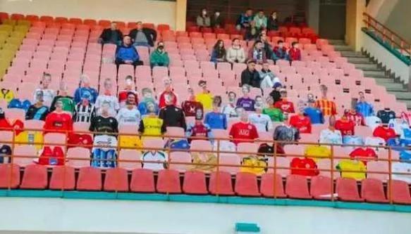 世界第一联赛！确诊上千不停摆！球迷不来就用纸板人当“观众”