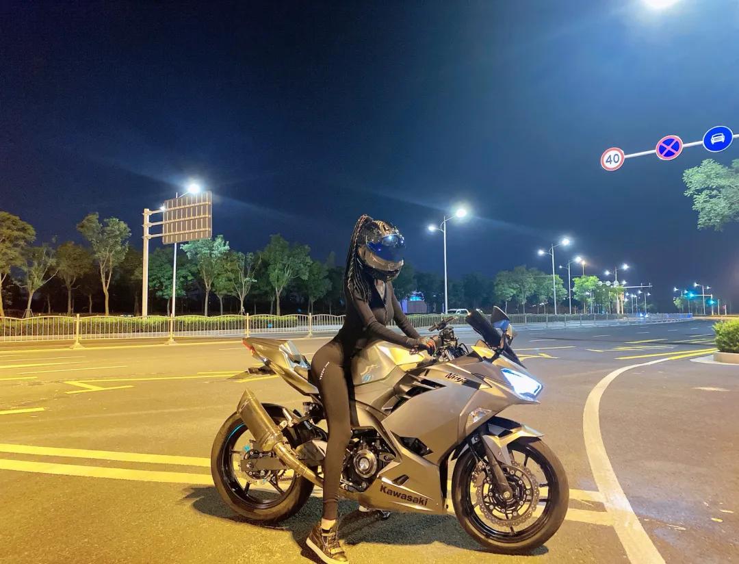 小姐姐骑川崎ninja650,小姐姐骑川崎ninja400摩托车