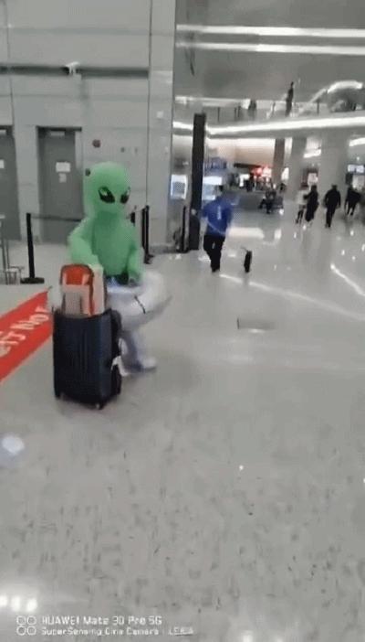 笑喷了!网友开发出的“硬核”防疫装备你遇到过几种?