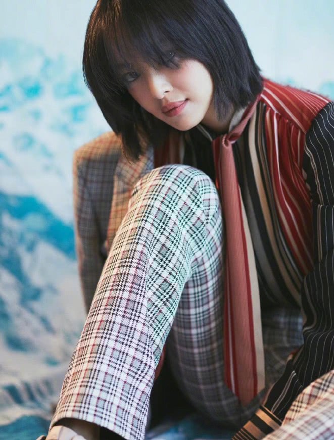 穿“男友裤”耍帅的辛芷蕾,却被“烟斗鞋”抢走风光,太酷了!