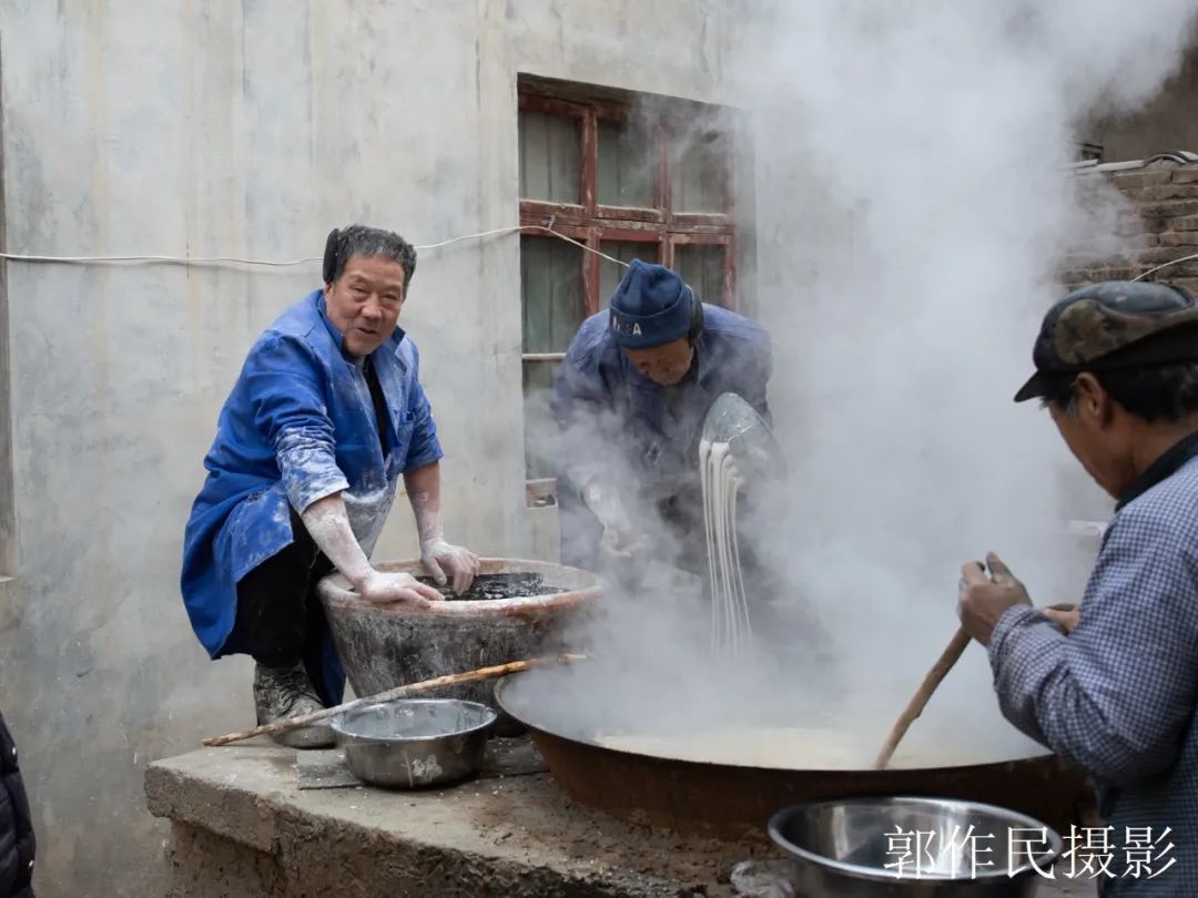 山东漏粉条的过程视频,漏瓢式粉条制作技术视频