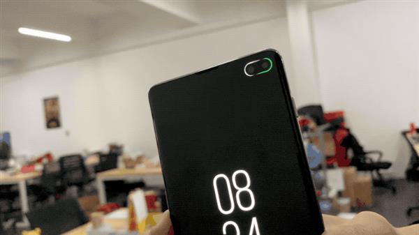 隐藏屏幕挖孔的方法,怎么让挖孔屏更漂亮