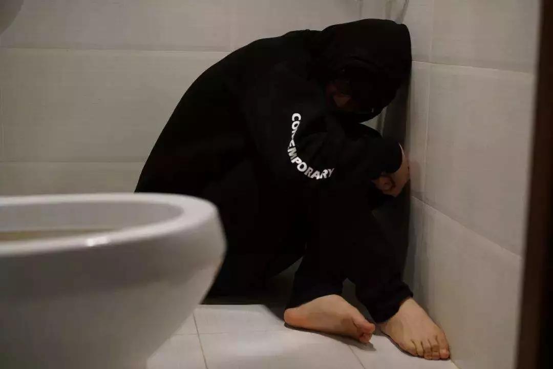 为了勒索怀孕的美甲店店主，他们雇佣了两个凶神恶煞的外国男人