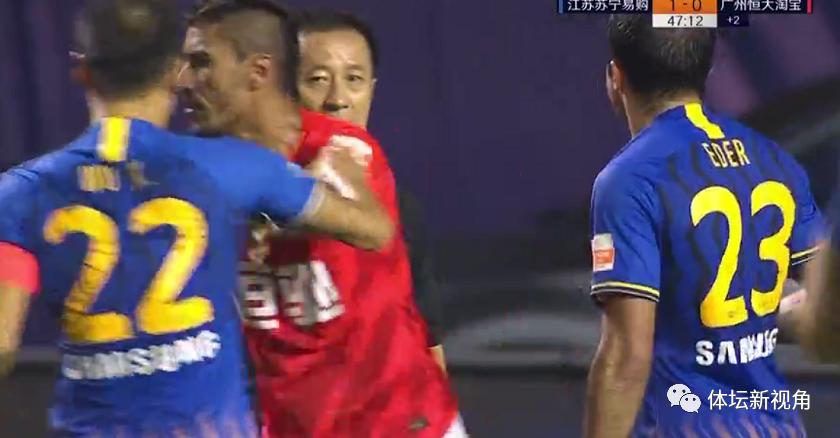 裁判拒绝判点，苏宁大将愤怒指向裁判，连教练都激动怒斥