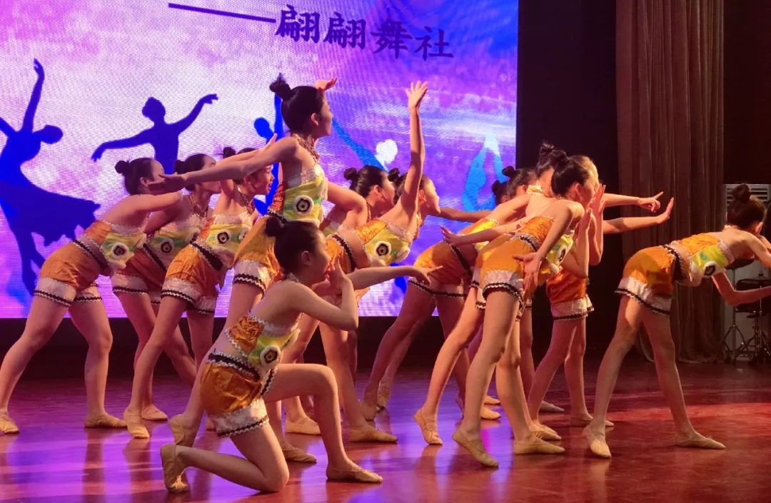 不忘初心砥砺前行教育实践活动,不忘初心小学文艺表演