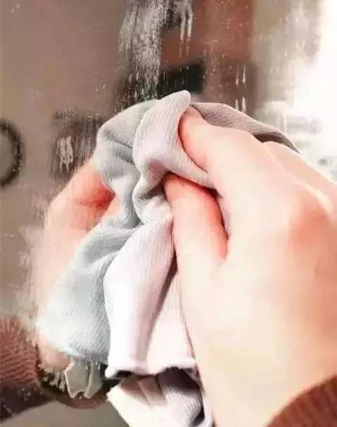 洗车怎么能光亮不招灰,为什么自己洗车容易沾灰