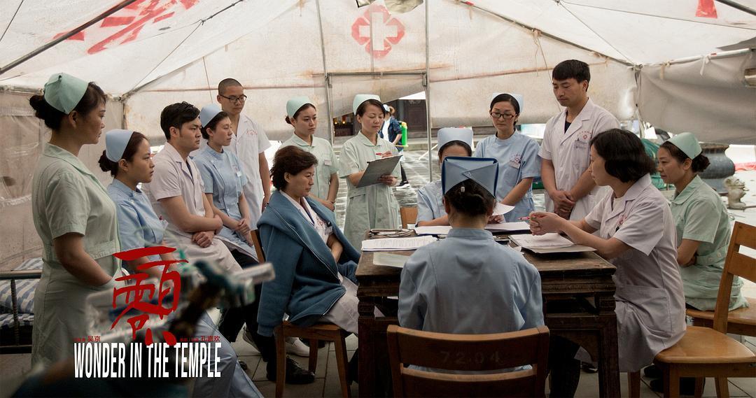 吴京零片酬助演汶川地震改编电影,吴京救灾真实照片