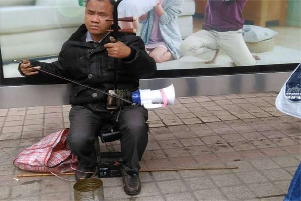 老乞丐当街乞讨,街头假乞丐揭秘