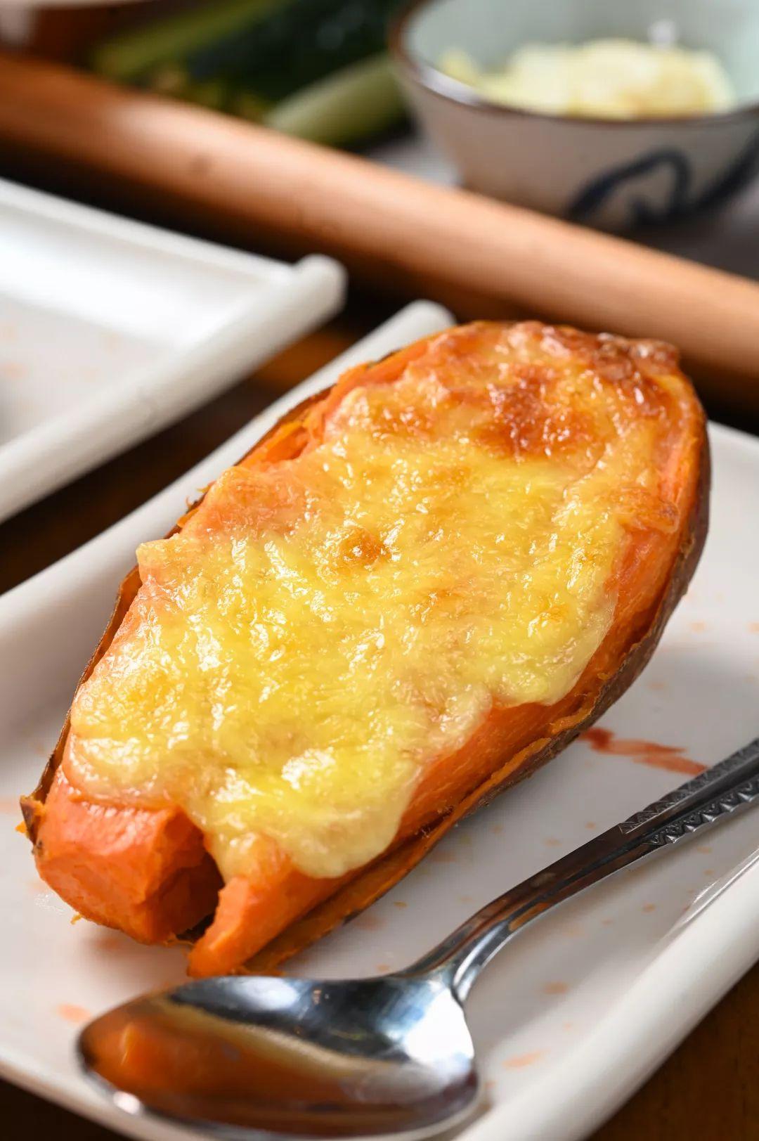 人气爆红的烧烤场，藏在了650㎡的校园课室里