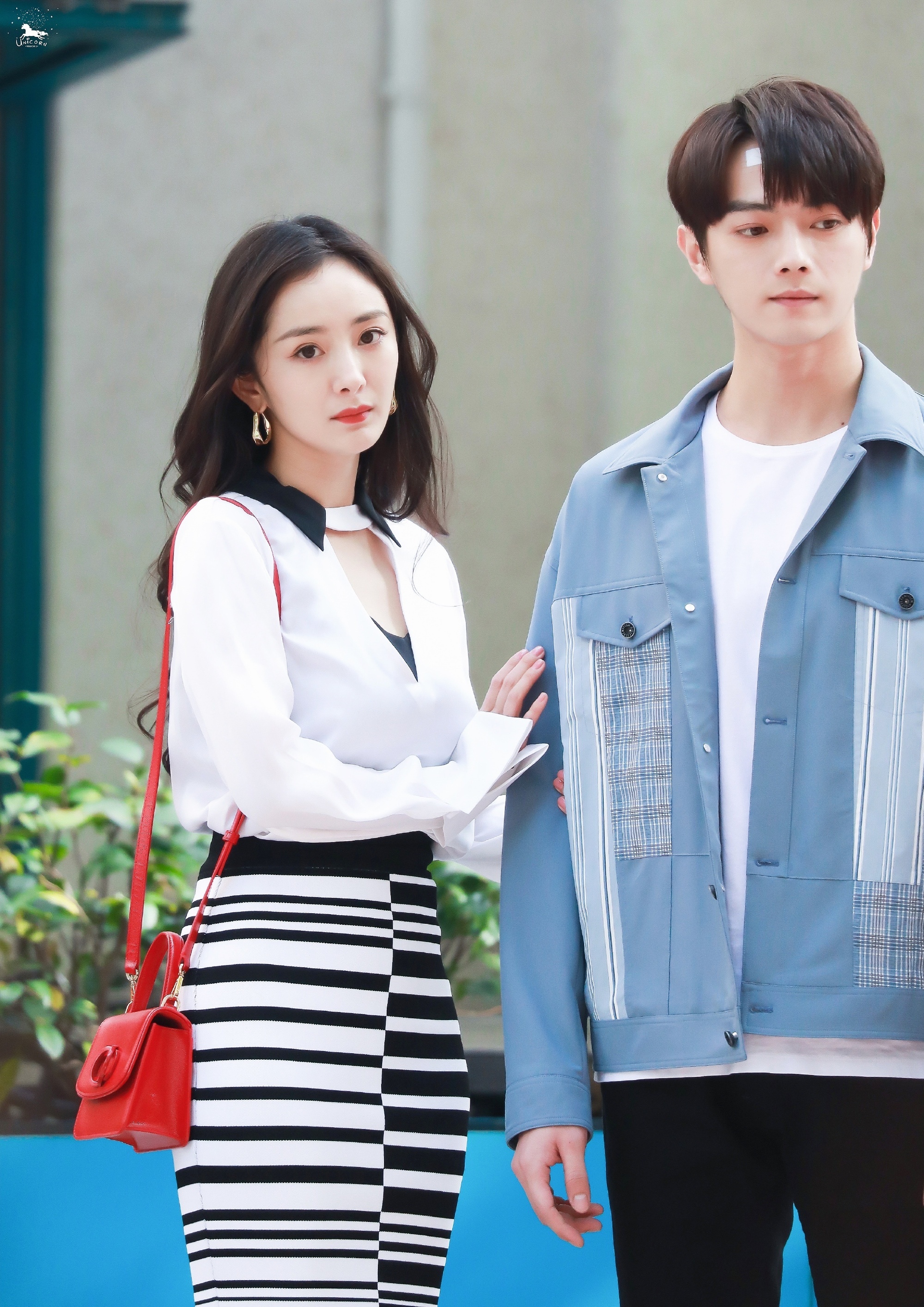 杨幂穿回力鞋白色视频,杨幂解约阿迪