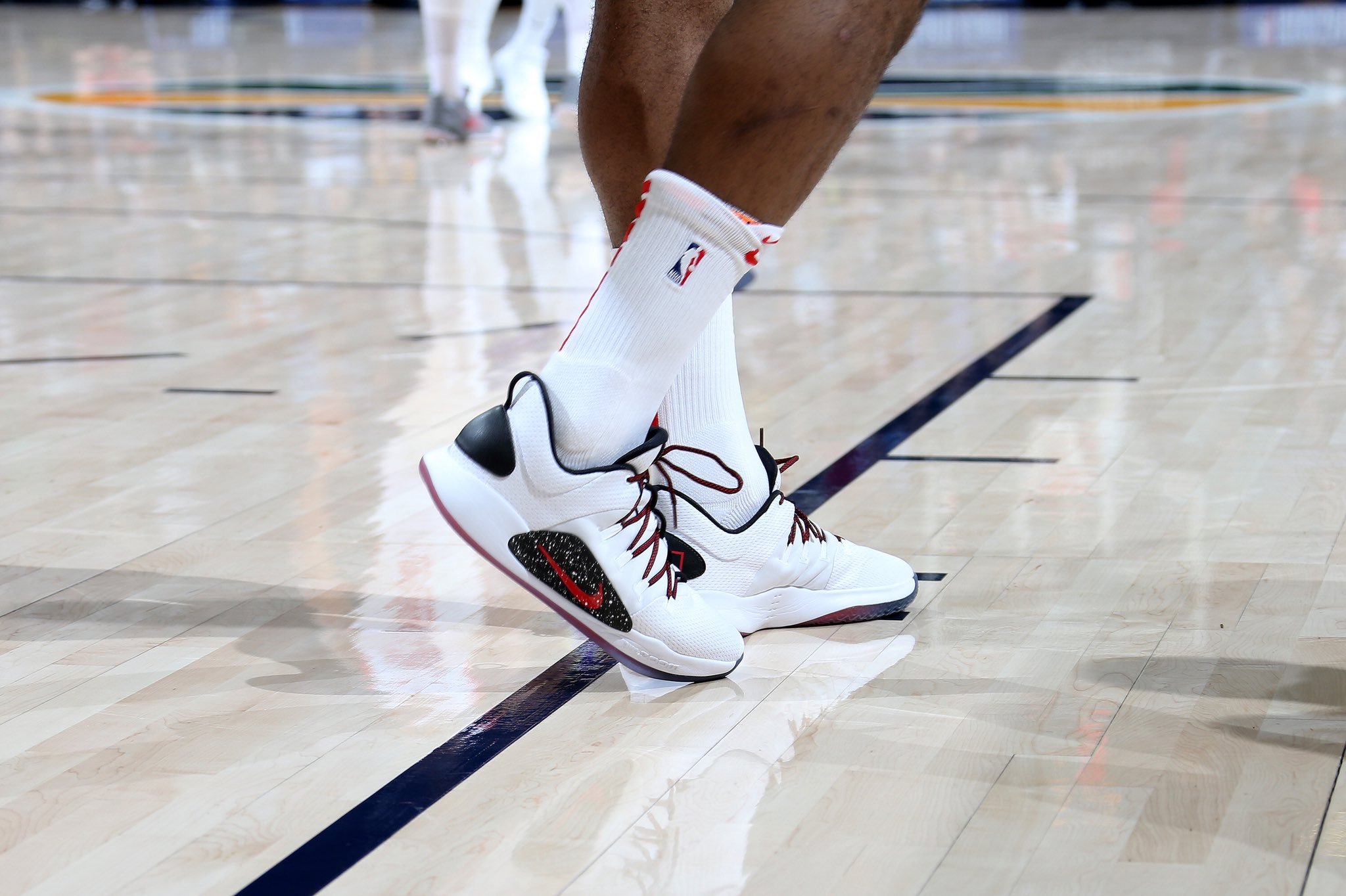 塔克上脚球鞋一览表,nba鞋王塔克赛场球鞋