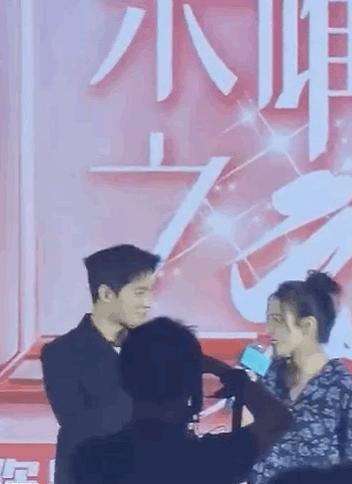 杨洋迪丽热巴庆功宴搂腰视频,杨洋迪丽热巴荣耀夫妇现场撒狗粮