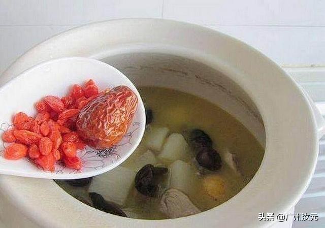 坐月子怎样炖鸡汤下奶,怎样炖鸡汤好喝营养又补气血