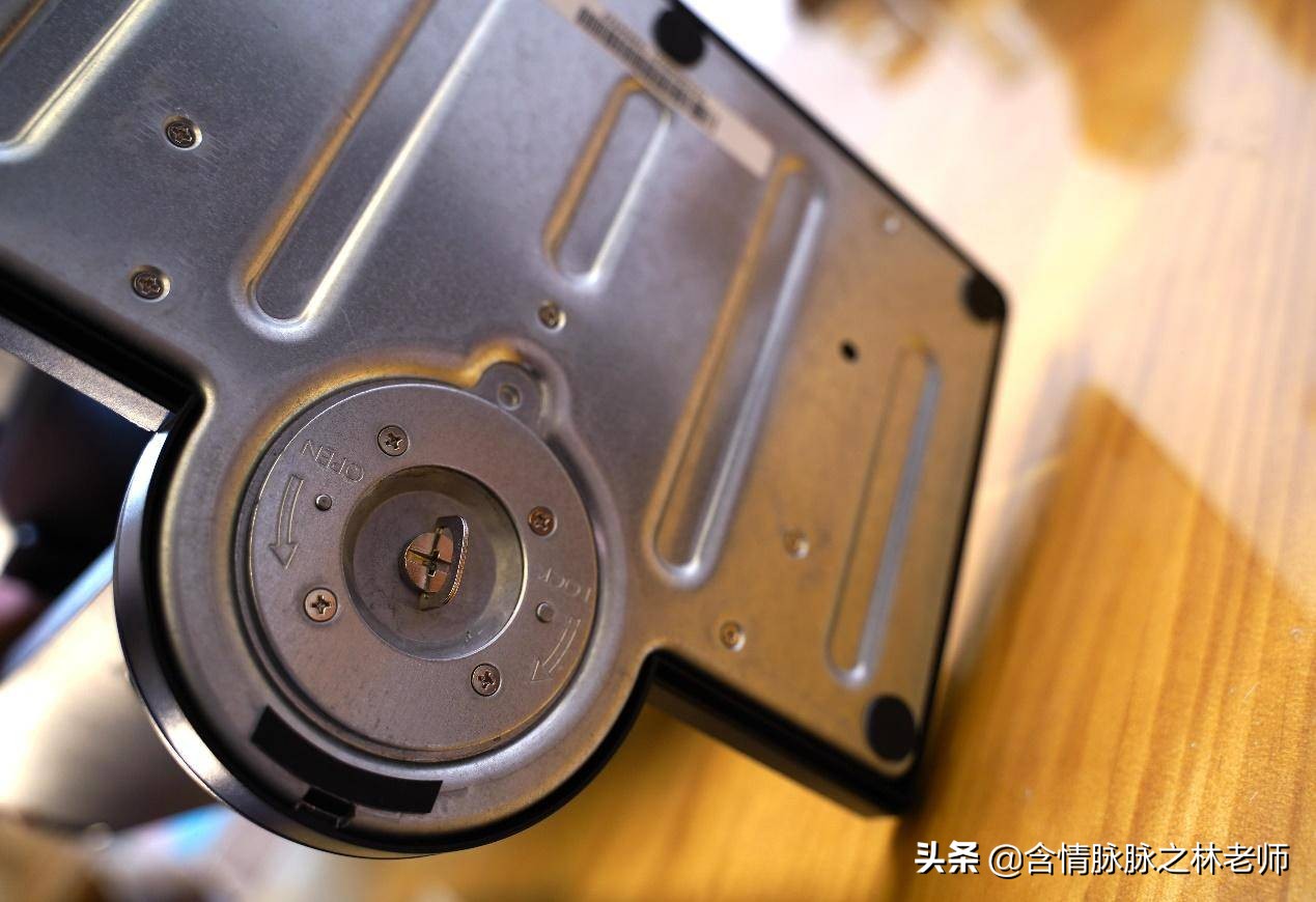 办公桌面打造,笔记本桌搭外接显示器精致布局