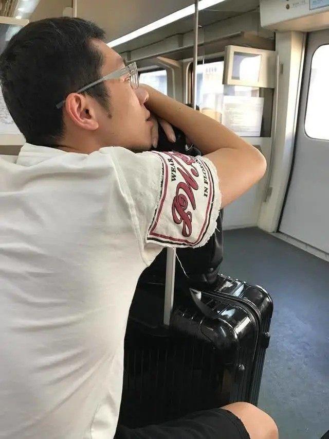 同为国字号出行差别有多大？国足包机国乒却挤地铁，苏炳添最心酸