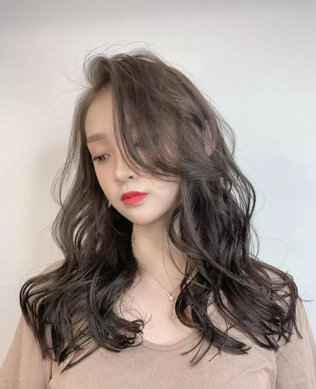 根据脸型设计发型大脸适合的发型,适合大脸圆脸方脸修饰脸型的短发