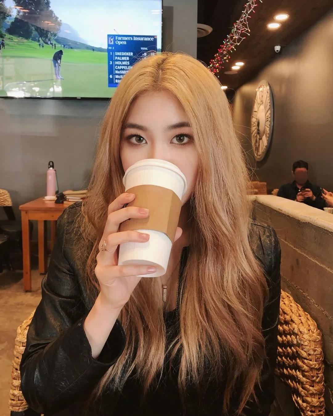 lisa和rosie秀恩爱,lisa与rosa在直播间接吻