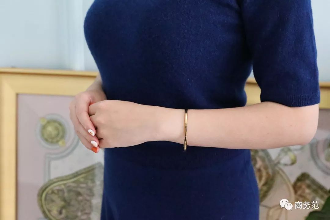 瑞典皇家配饰品牌，几百块戴出万元质感，金色手镯男女戴都好看
