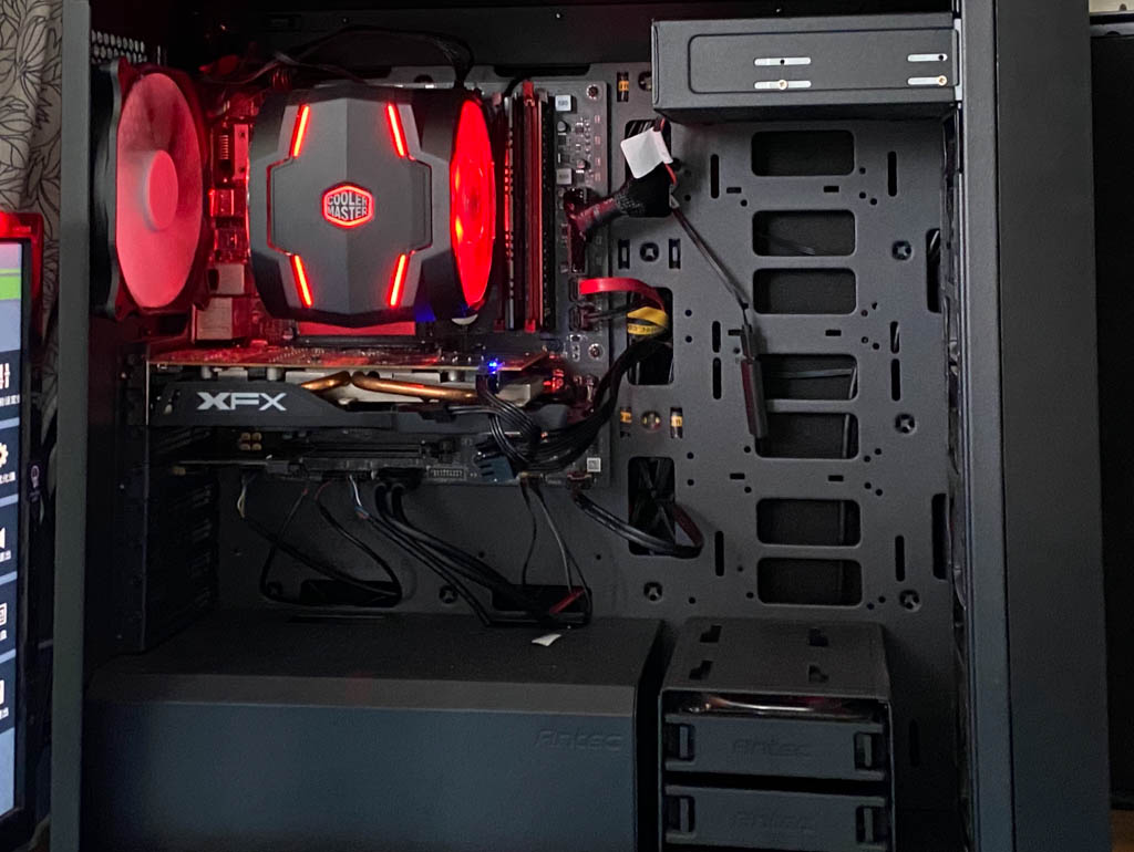 现在的机箱只能装一个机械硬盘,侧透机箱能装光驱