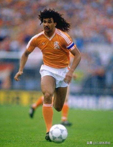 古利特球员生涯踢什么位置,古利特现实踢球