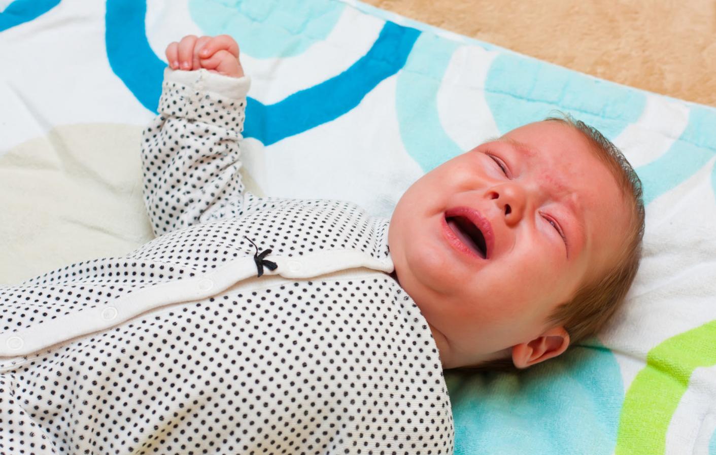 二月婴儿哭闹抱着也哭闹,婴儿哭闹要立即安抚还是继续哭