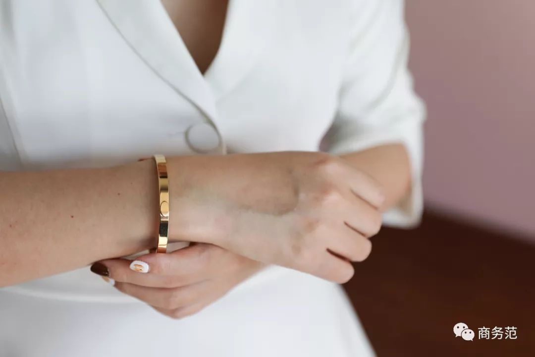 瑞典皇家配饰品牌，几百块戴出万元质感，金色手镯男女戴都好看