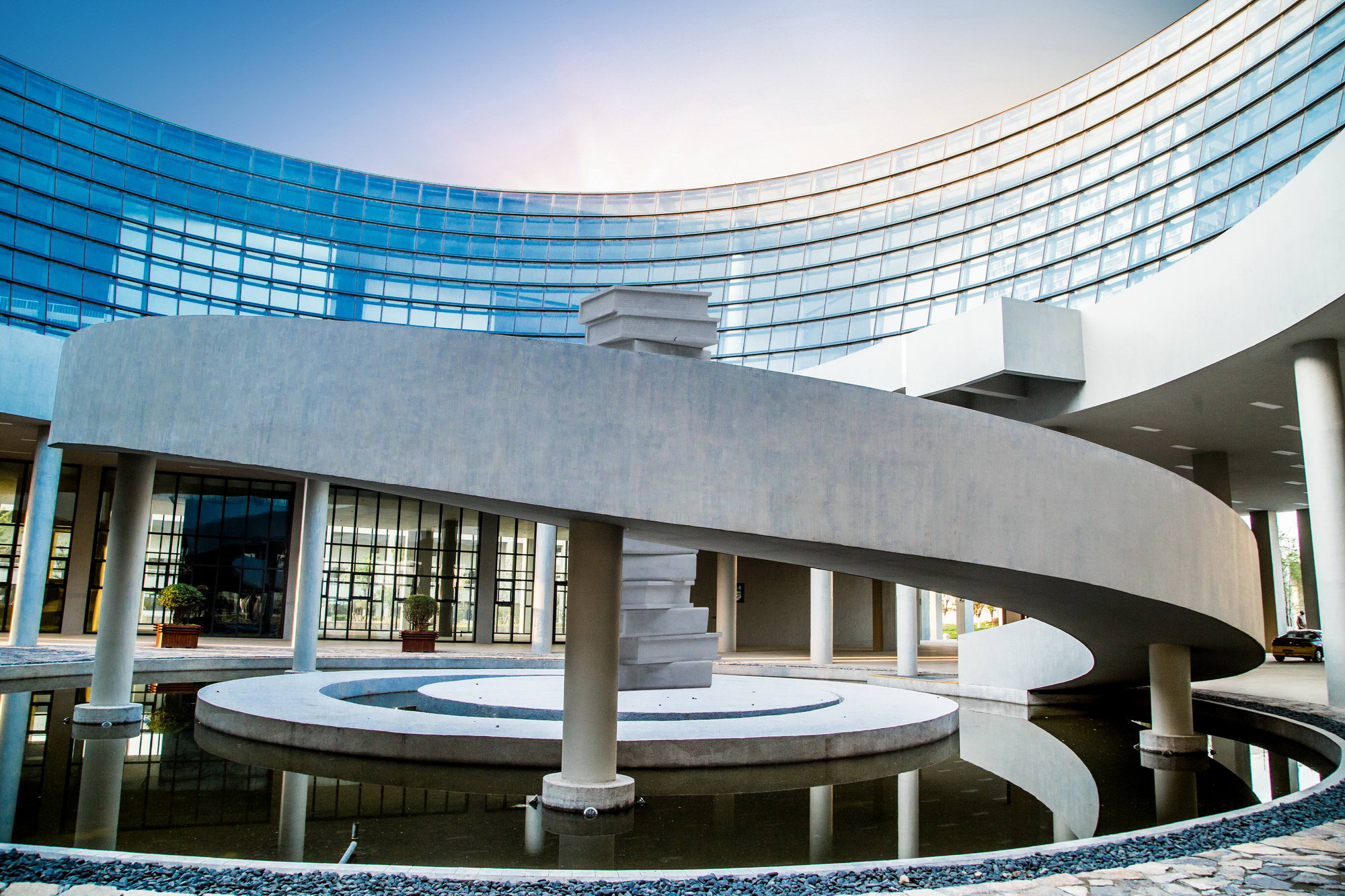 西安汽车职业大学有哪些学院,国内首个赛车学校