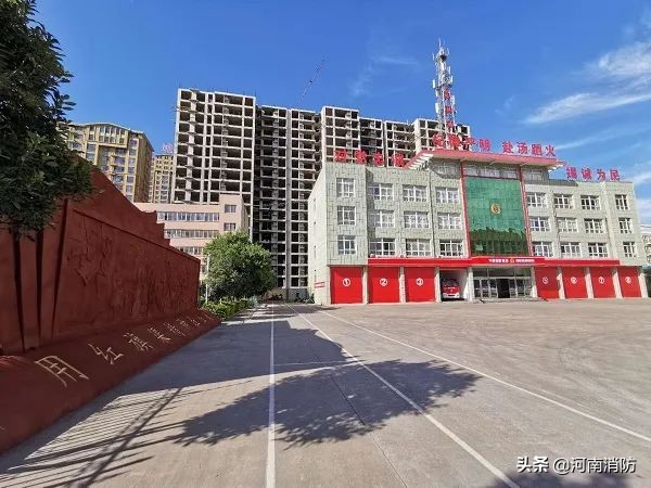 消防站服的斧子带哪一边,消防站红色撬棍