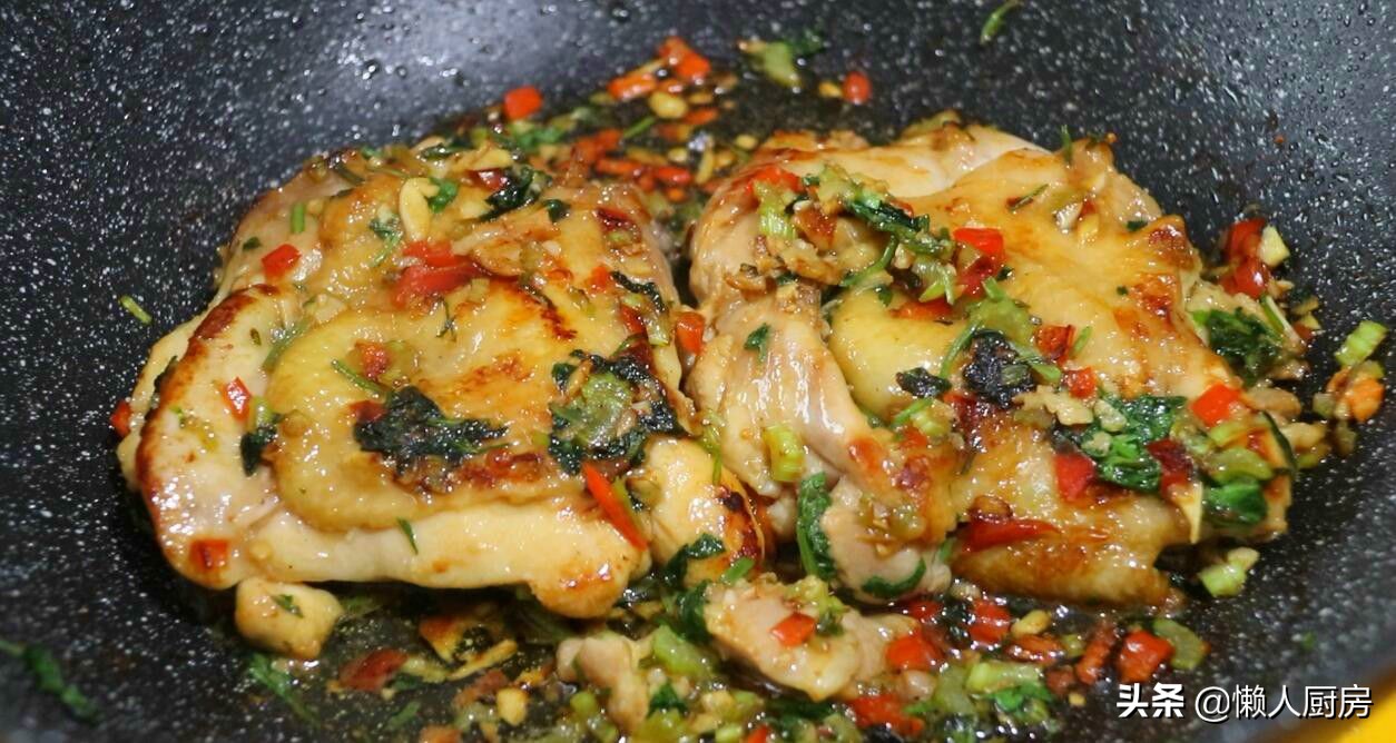怎么做黄焖鸡腿好吃窍门,不加一滴水做鸡