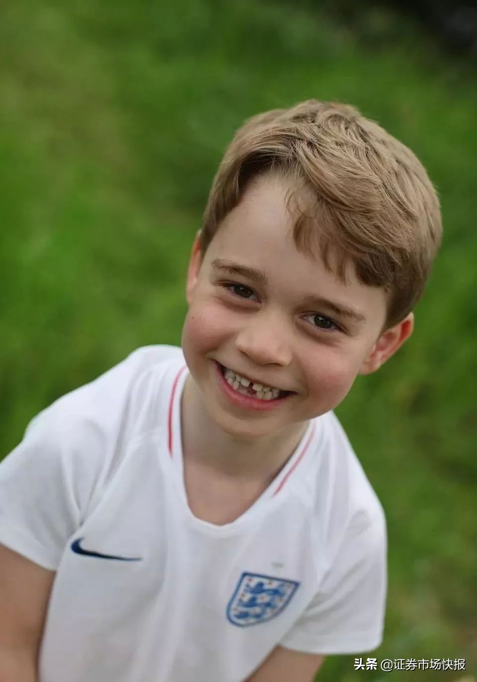 英国乔治小王子6岁了！作为王室继承人也逃不过“鸡血妈妈”
