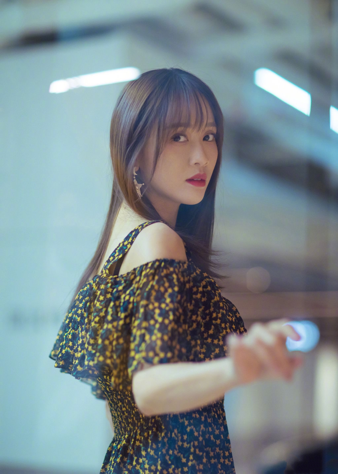 陈乔恩放飞的刘海满满的少女心,陈乔恩换装携霸道总裁惊艳登场