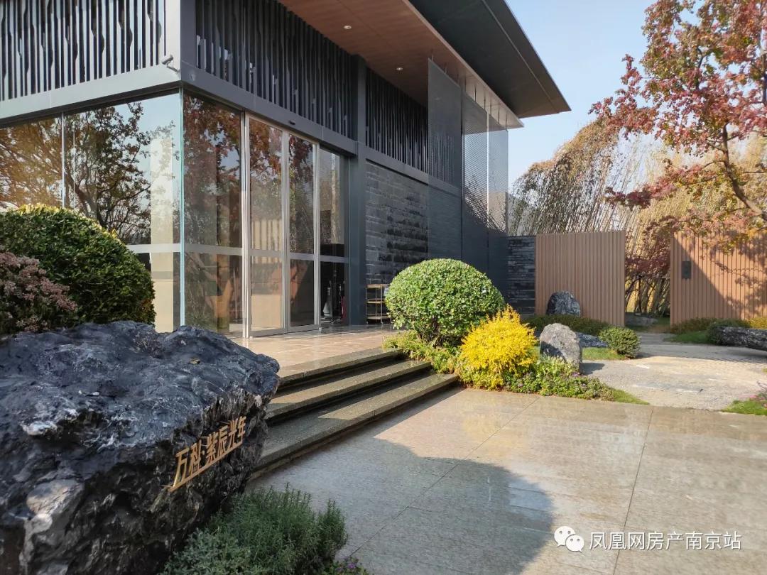 小区的开心农场,小区住户在院内玩开心农场