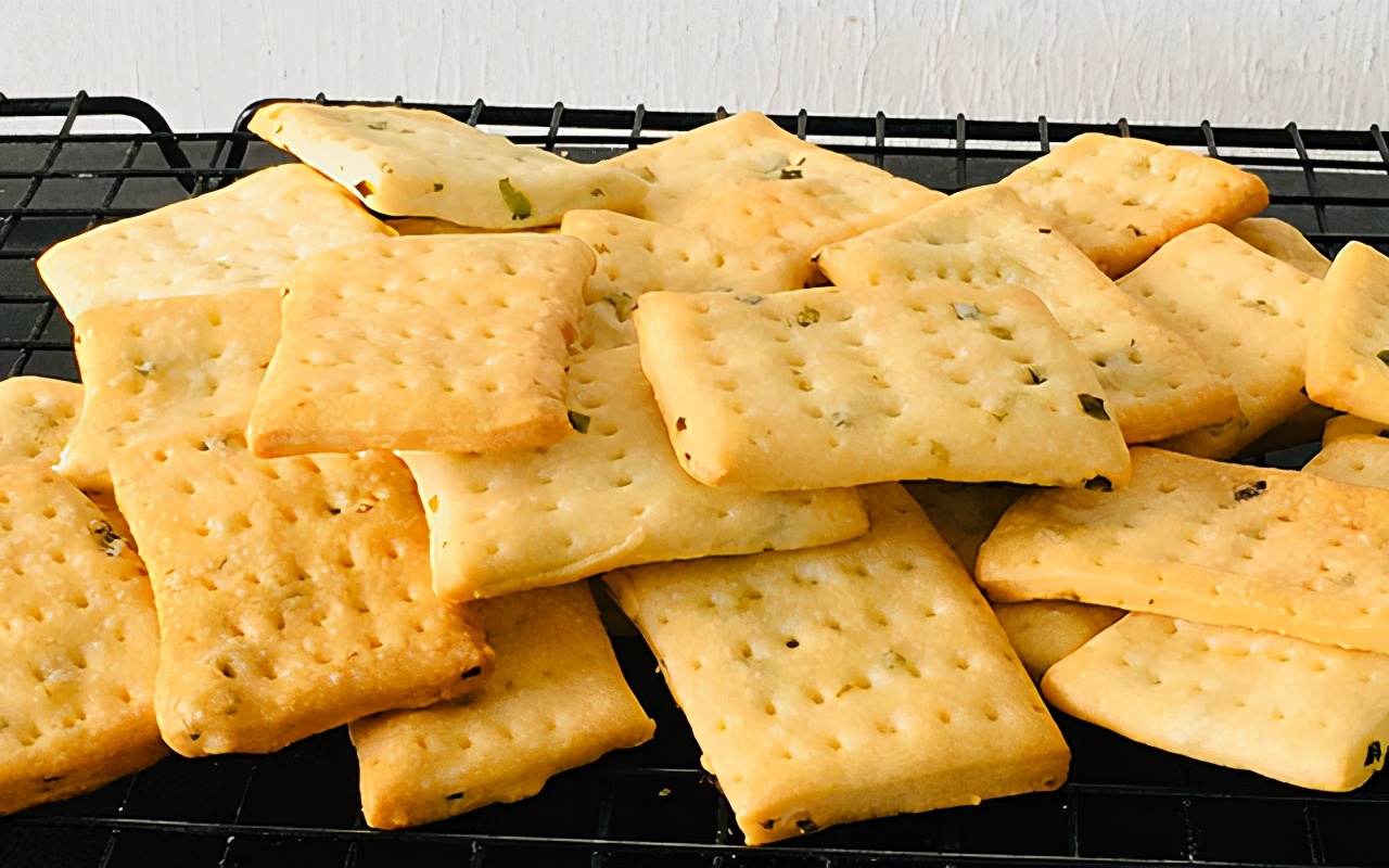 自制葱盐小饼干,咸香芝士苏打饼干