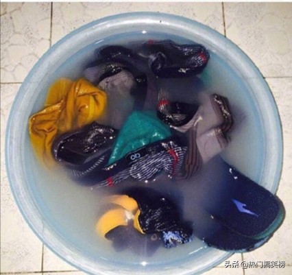 那些沙雕室友，一个室友用脸盆泡袜子*裤内**，我怀疑他在养宠物！