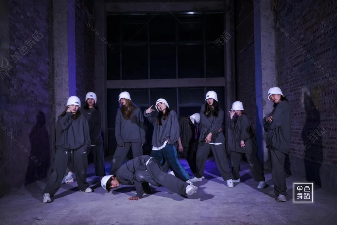 优雅穿搭和艺术感穿搭,十分简约的穿搭穿出高级感