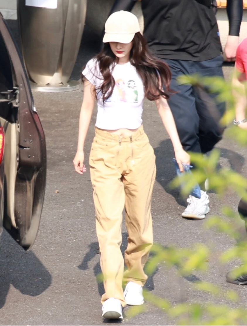 肤白貌美大长腿，杨幂不仅身材出挑，而且穿搭也如此出众