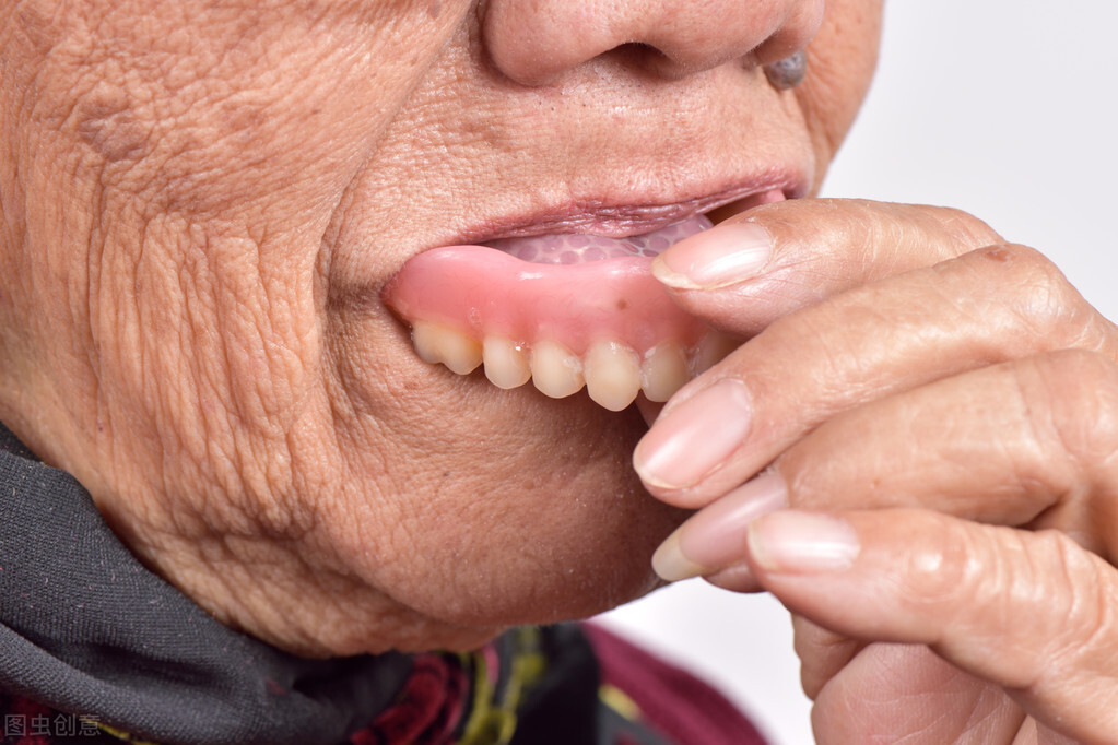 老年人戴活动假牙,这些护理知识一定要学会