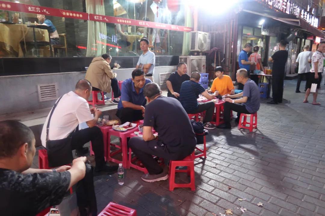 西安正宗小吃街是回民街吗,西安正宗本地小吃街回民街