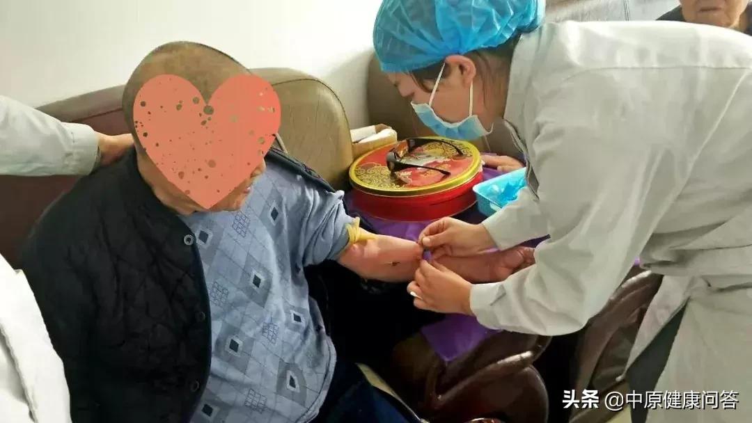 92岁老大爷家住5楼下不来，医生到家服务