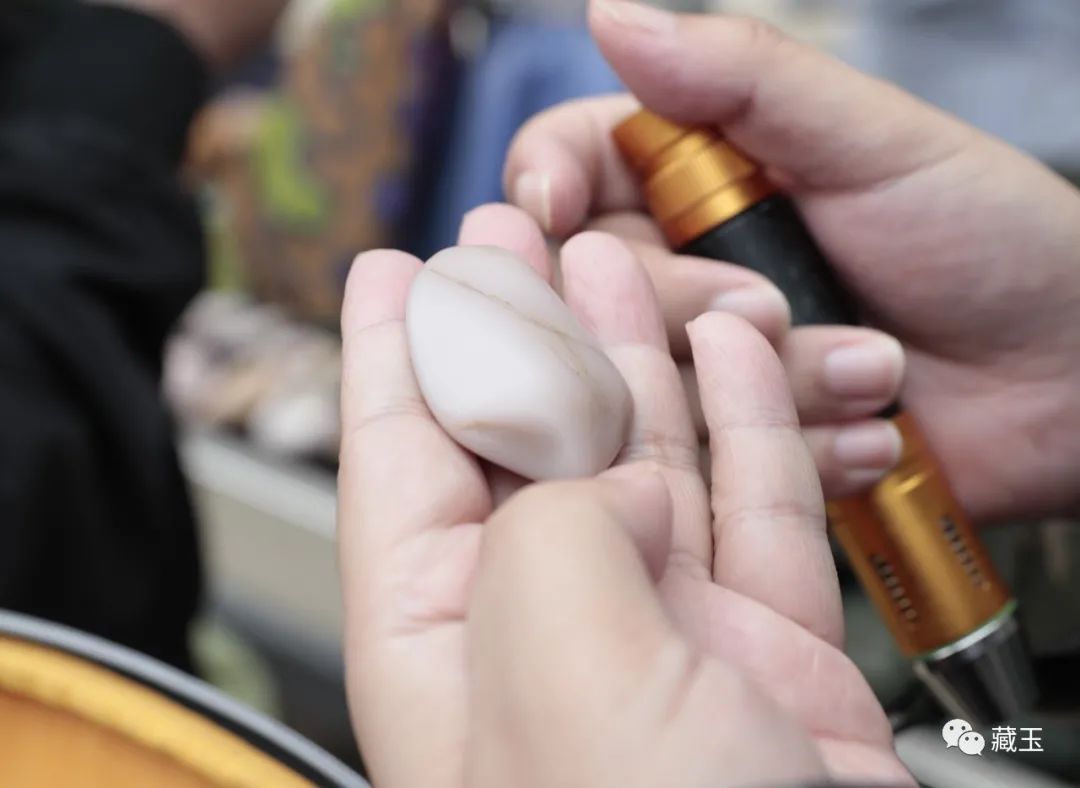 一块和田玉籽料七种颜色极品,和田玉籽料桃花玉