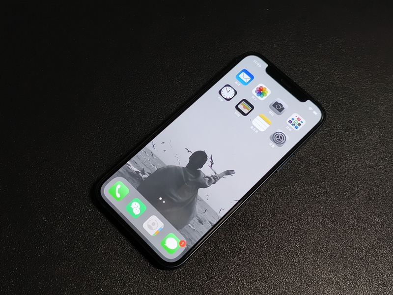 魅族18对比iphone13mini,魅族18和苹果12大小对比